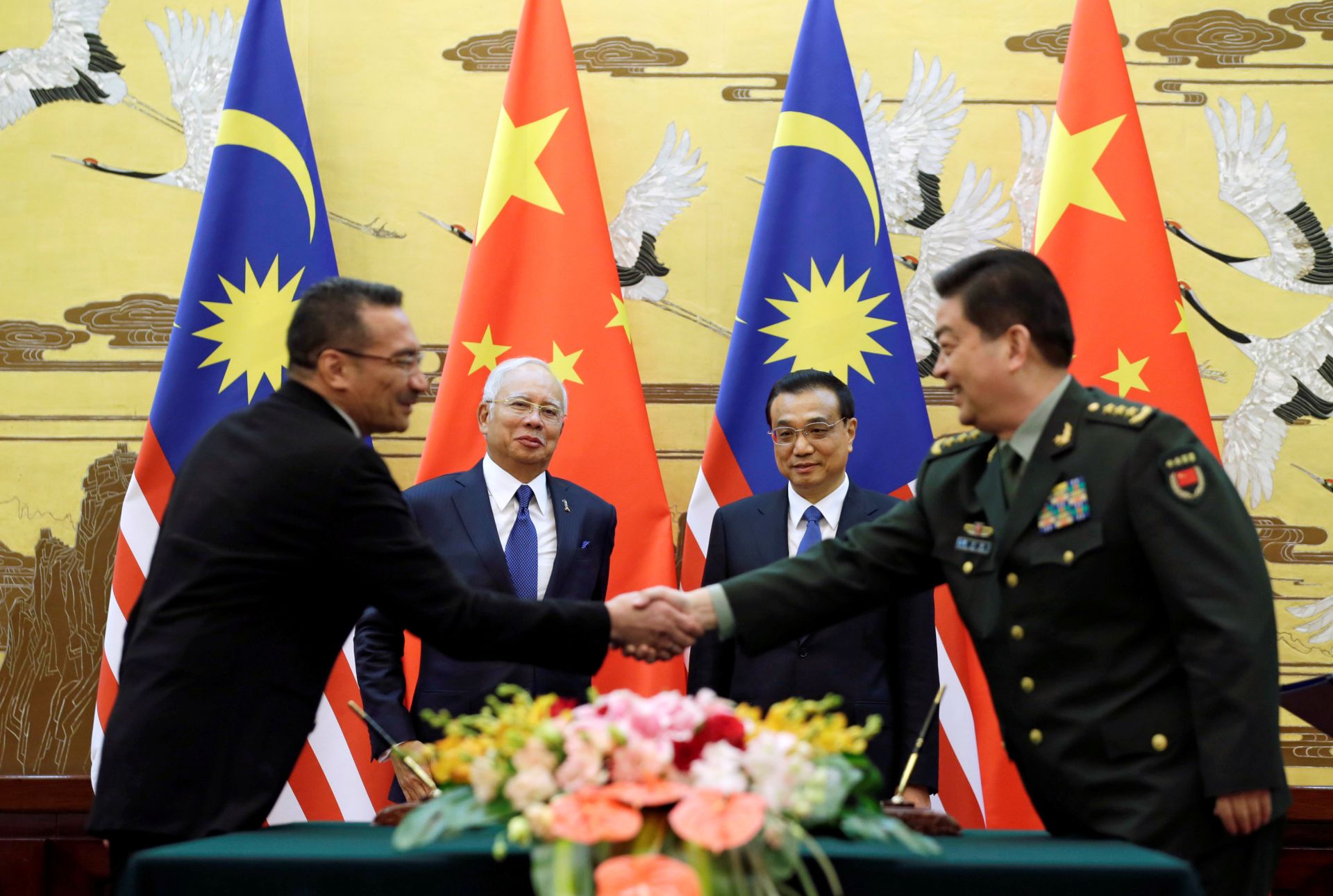 Malaysia PM signs defence deal in tilt toward China ...