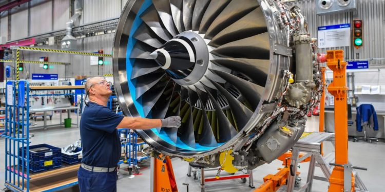 UK engine-maker Rolls-Royce cuts 9,000 jobs