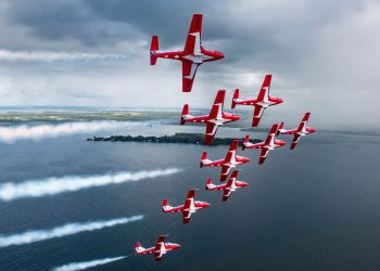 Member of Canada air force aerobatics team dies in plane crash