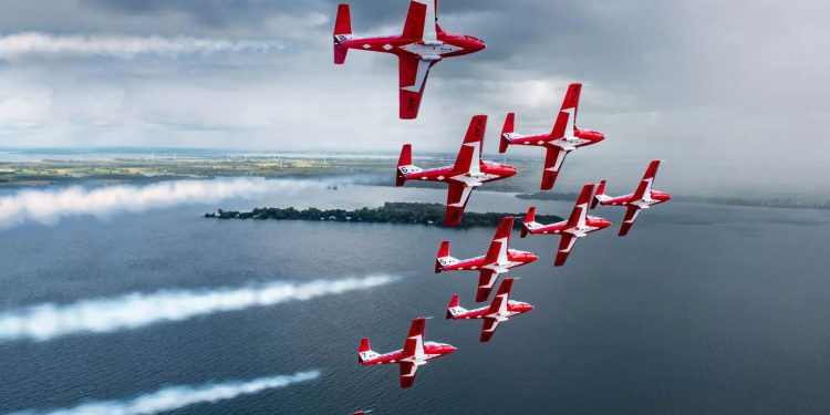 Member of Canada air force aerobatics team dies in plane crash