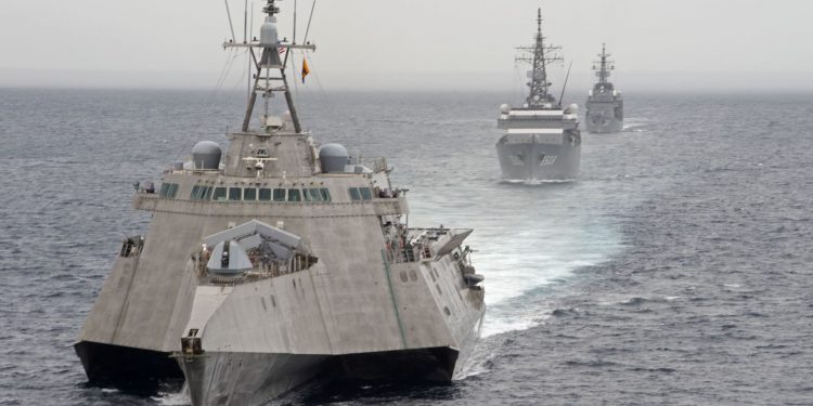 U.S., Japan Navies Exercise Together in South China Sea