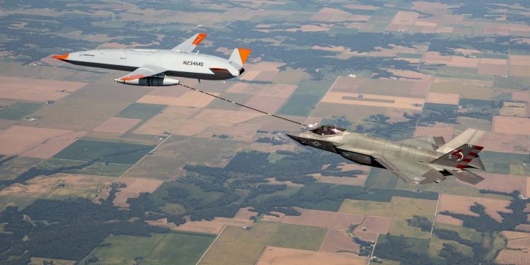 US Navy, Boeing Conduct 1st MQ-25 Refueling Mission with F-35C
