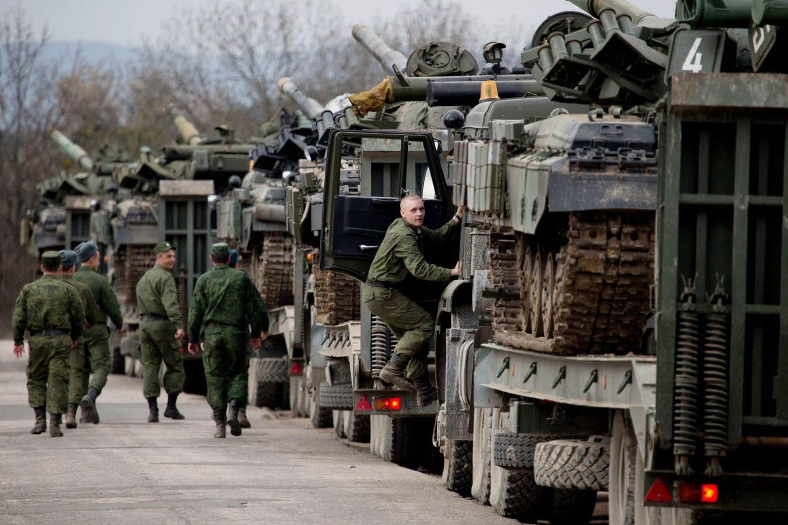На границу украины прибыли. РФ стягивает войска к границе с Украиной. Российские войска на границе с Украиной. Колонна боевой техники. Росийскиевойскавукраине.