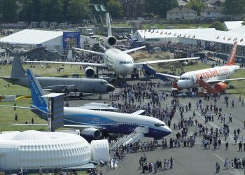 Farnborough airshow opens amid heatwave