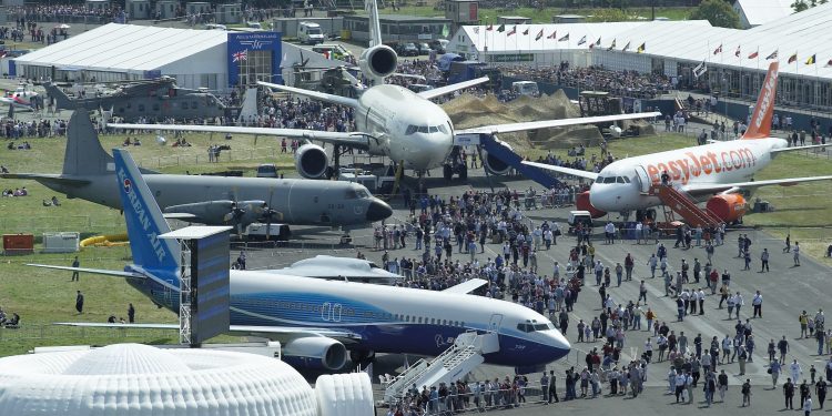 Farnborough airshow opens amid heatwave